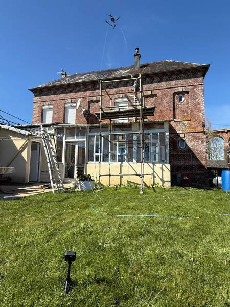 Démousser et nettoyer une toiture de maison avec un drone spécialisé sur Bolbec proche Saint-Romain-de-Colbosc 76