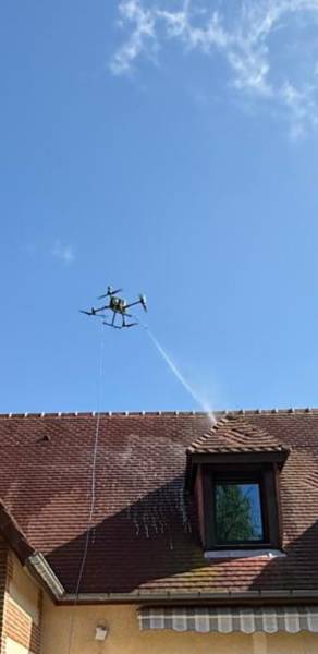 Nettoyage de toiture par drone pulvérisateur sur une couverture en tuile pour une maison de caractère sur Saint Adresse secteur Le Havre 76