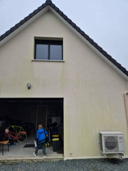 Nettoyage façade maison Fécamp : Notre entreprise intervient pour les particuliers et les professionnels avec un drone pulvérisateur