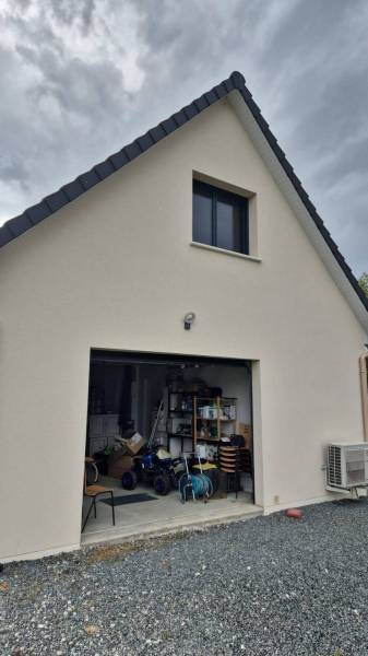 Nettoyage façade maison Fécamp : Notre entreprise intervient pour les particuliers et les professionnels avec un drone pulvérisateur